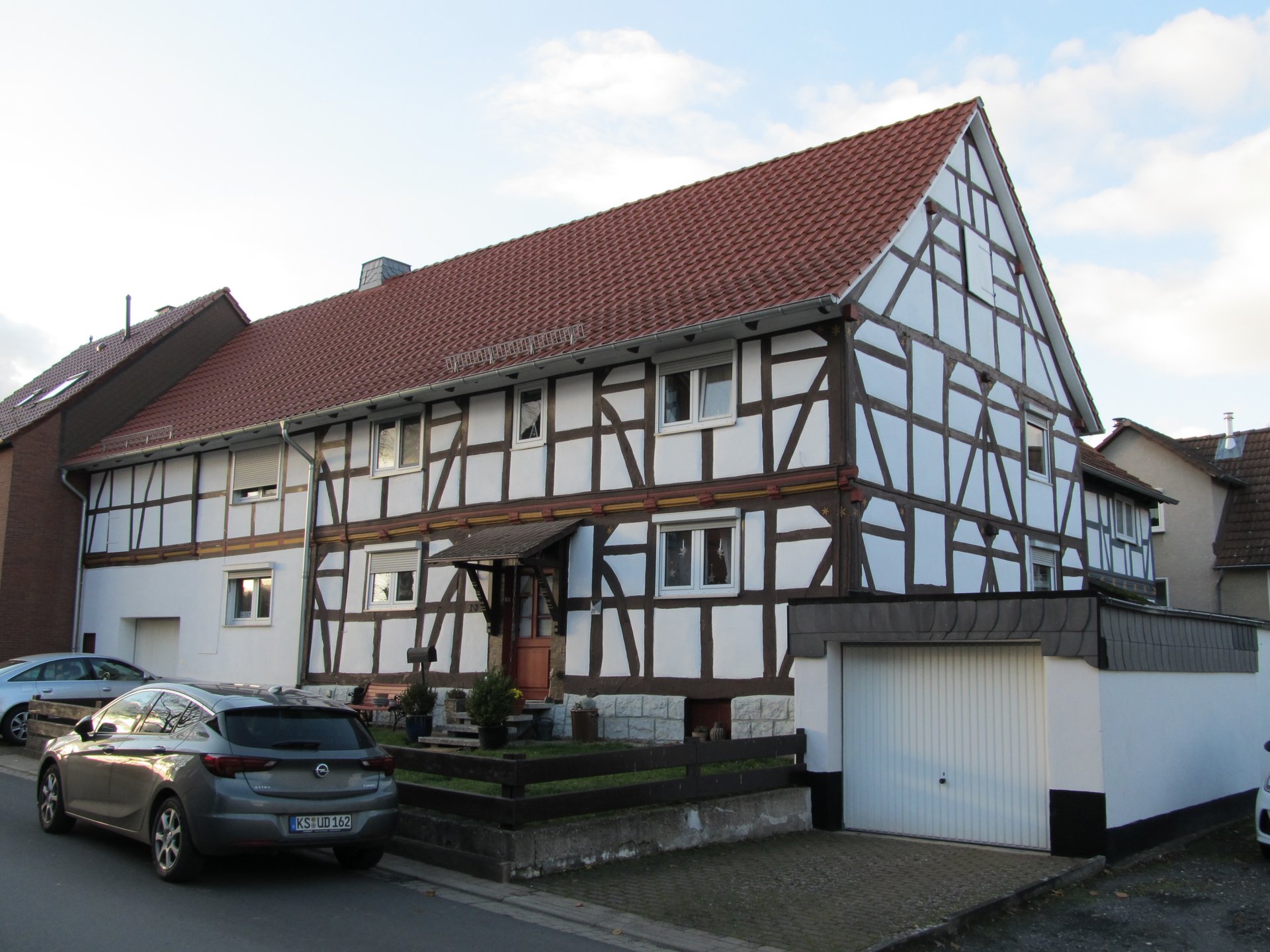 Fachwerkhaus an der Oberstraße in Weimar (Ahnatal) — Ortskern, wo Erinnerung vor der Haustür beginnt